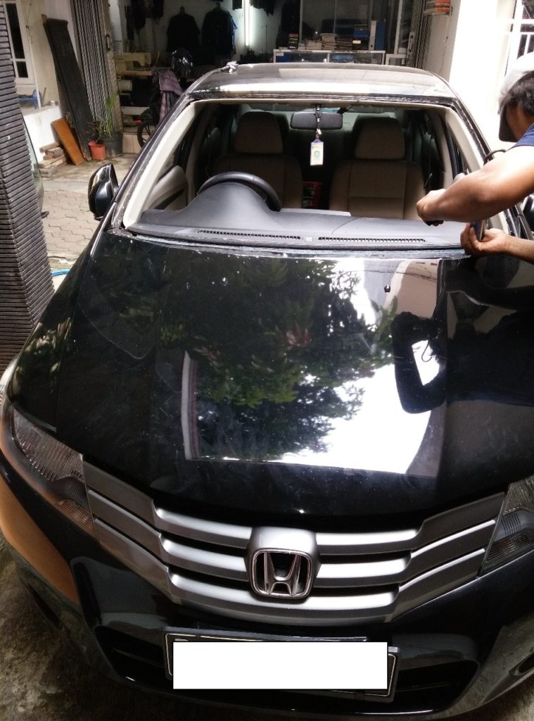 Kaca Mobil  Depan Honda  City  di Sawangan Depok  